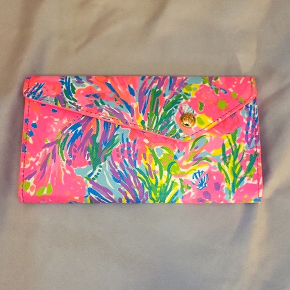 Lilly Pulitzer Other - Lilly Pulitzer sunglasses case/waller in pattern FanSea